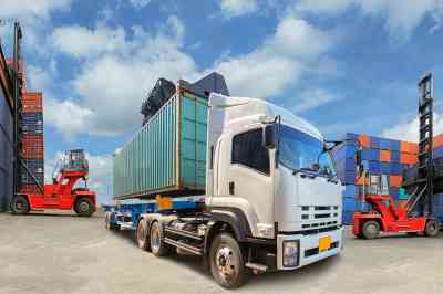 © kamonrat - stock.adobe.com Lastkraftwagen