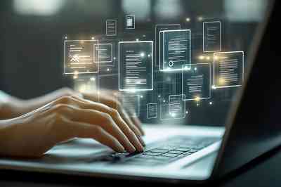 © The Little Hut - stock.adobe.com Finger tippen auf Laptoptastatur